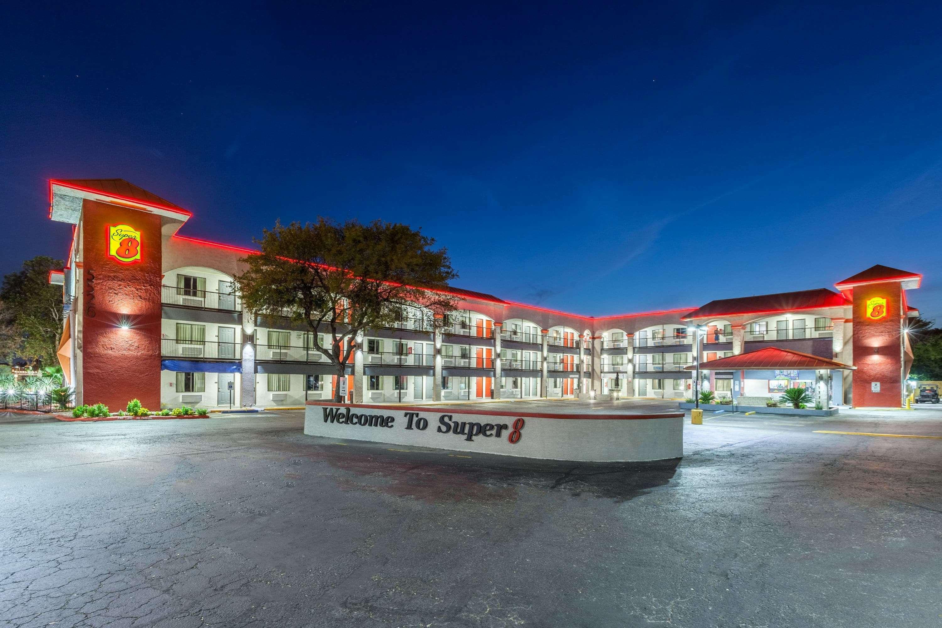 Super 8 By Wyndham Austin University/Downtown Area Exterior photo