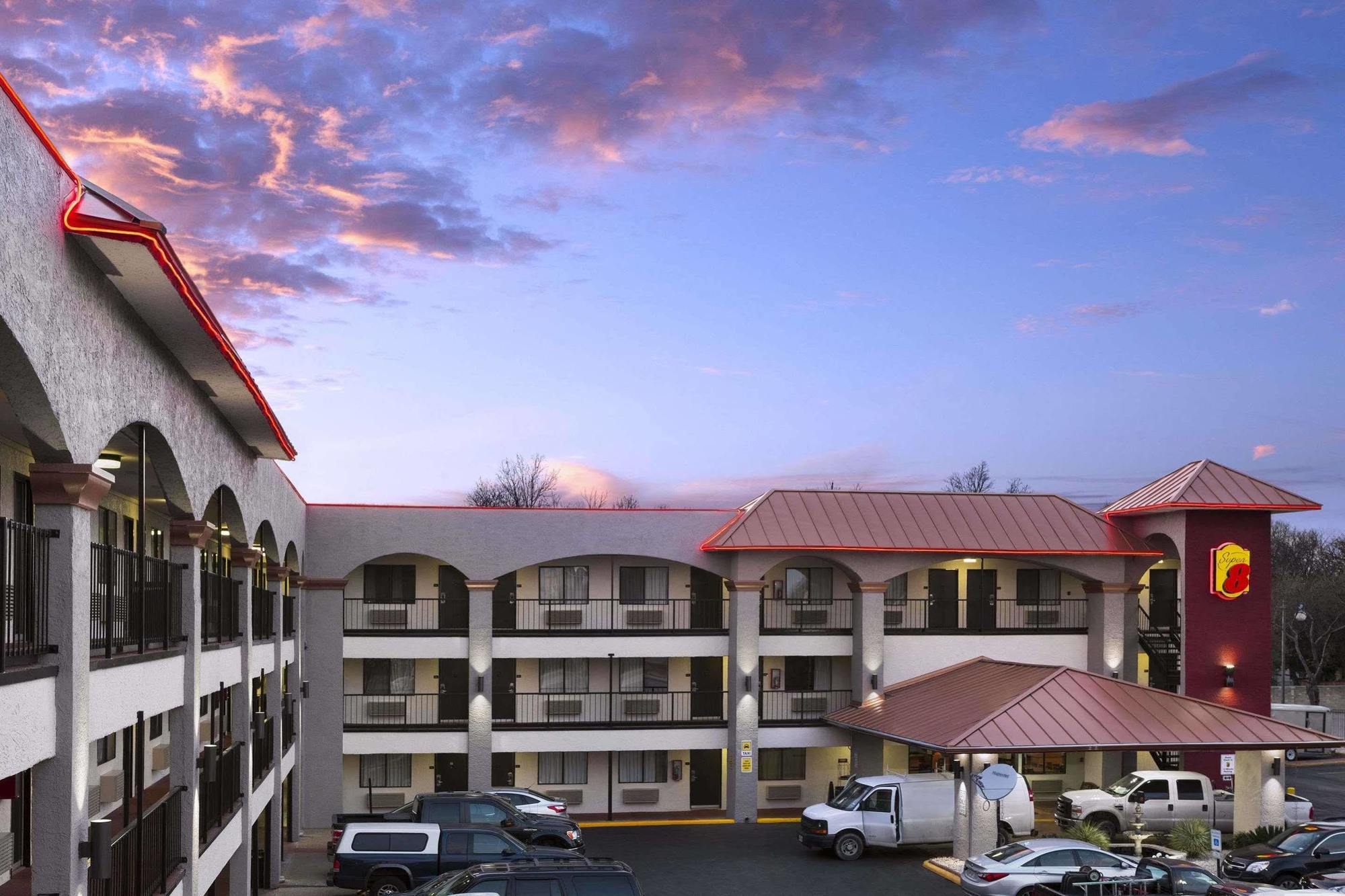 Super 8 By Wyndham Austin University/Downtown Area Exterior photo
