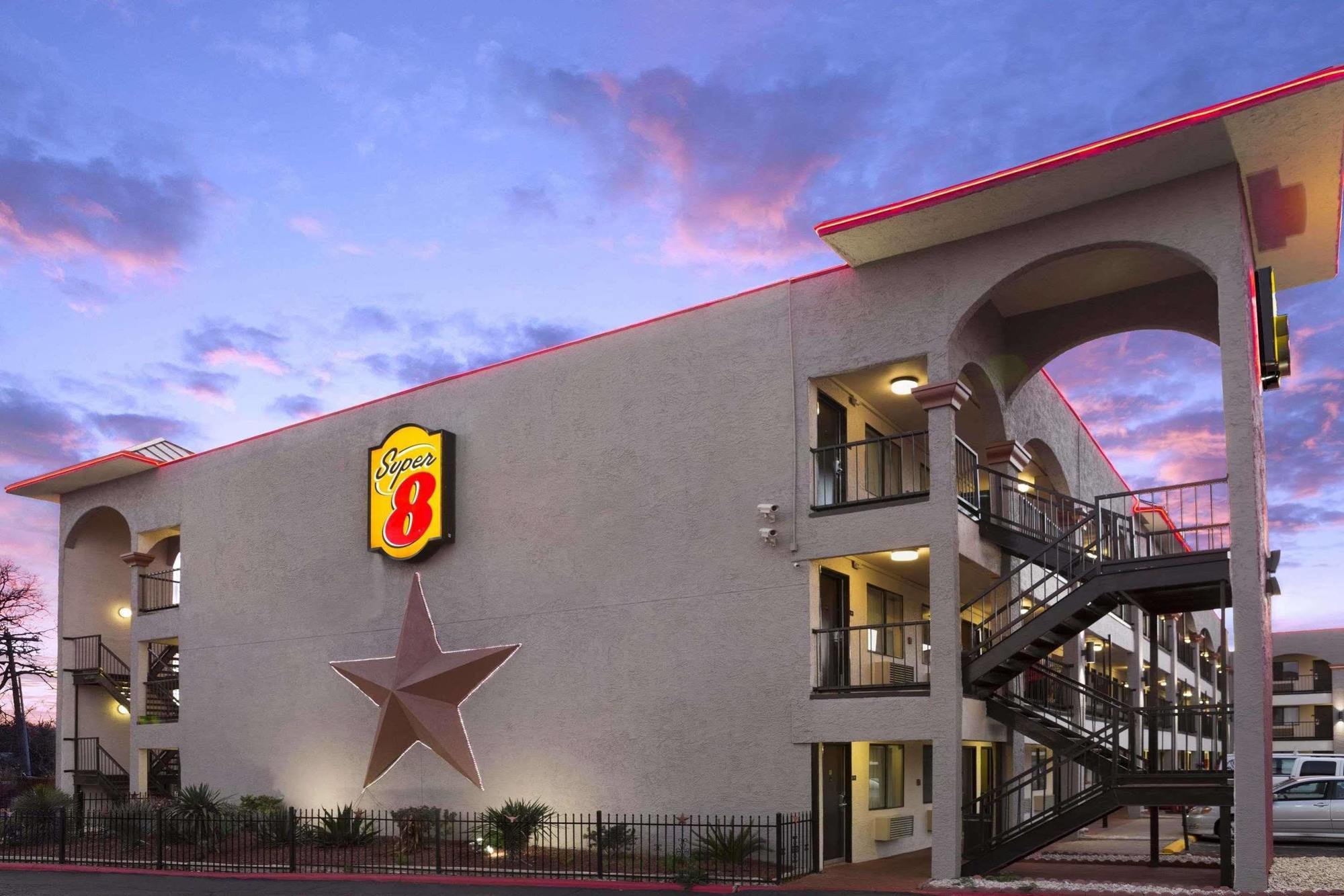 Super 8 By Wyndham Austin University/Downtown Area Exterior photo